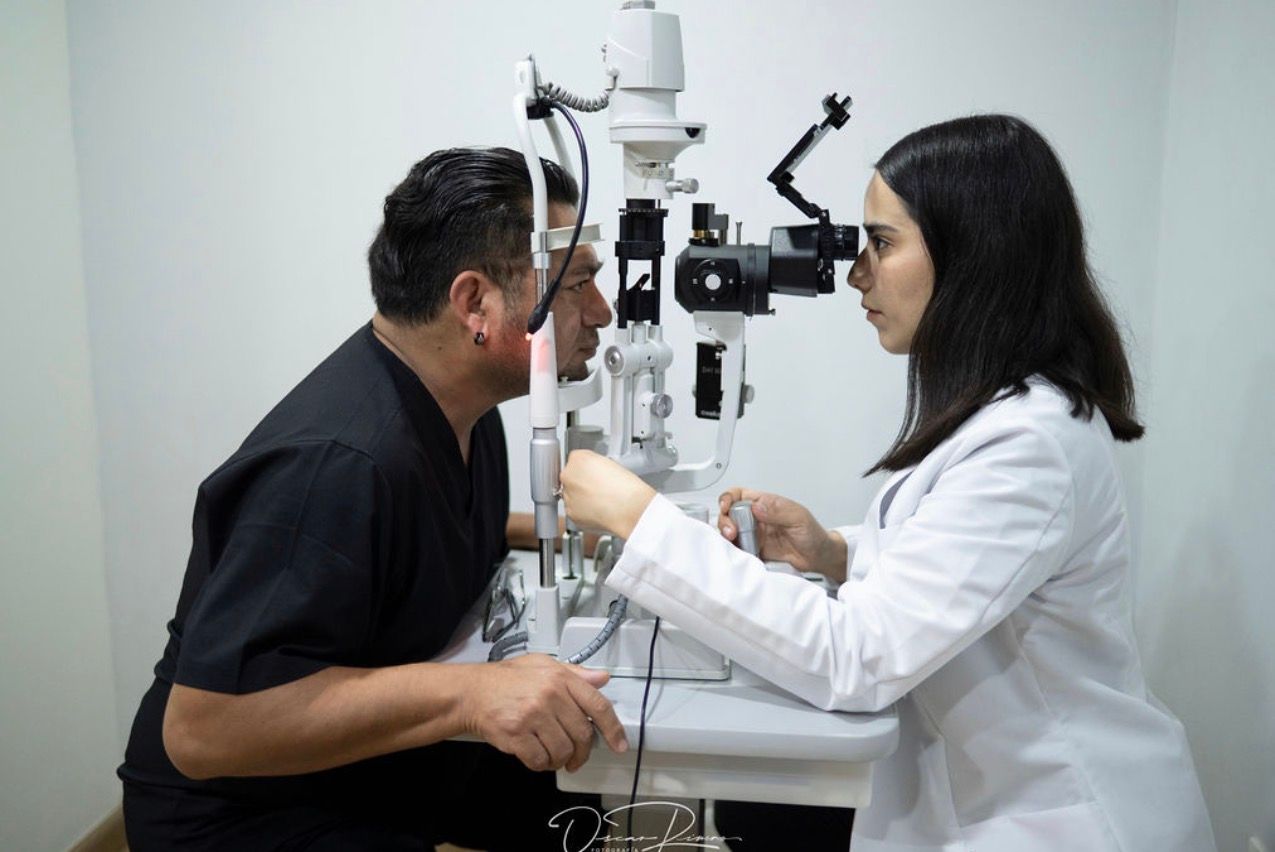 Dra. Carolina Zepeda revisando paciente